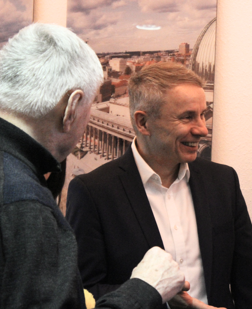 Geschäftsführer Jan Kudera lachend neben Kollegen Swiss Medical Food