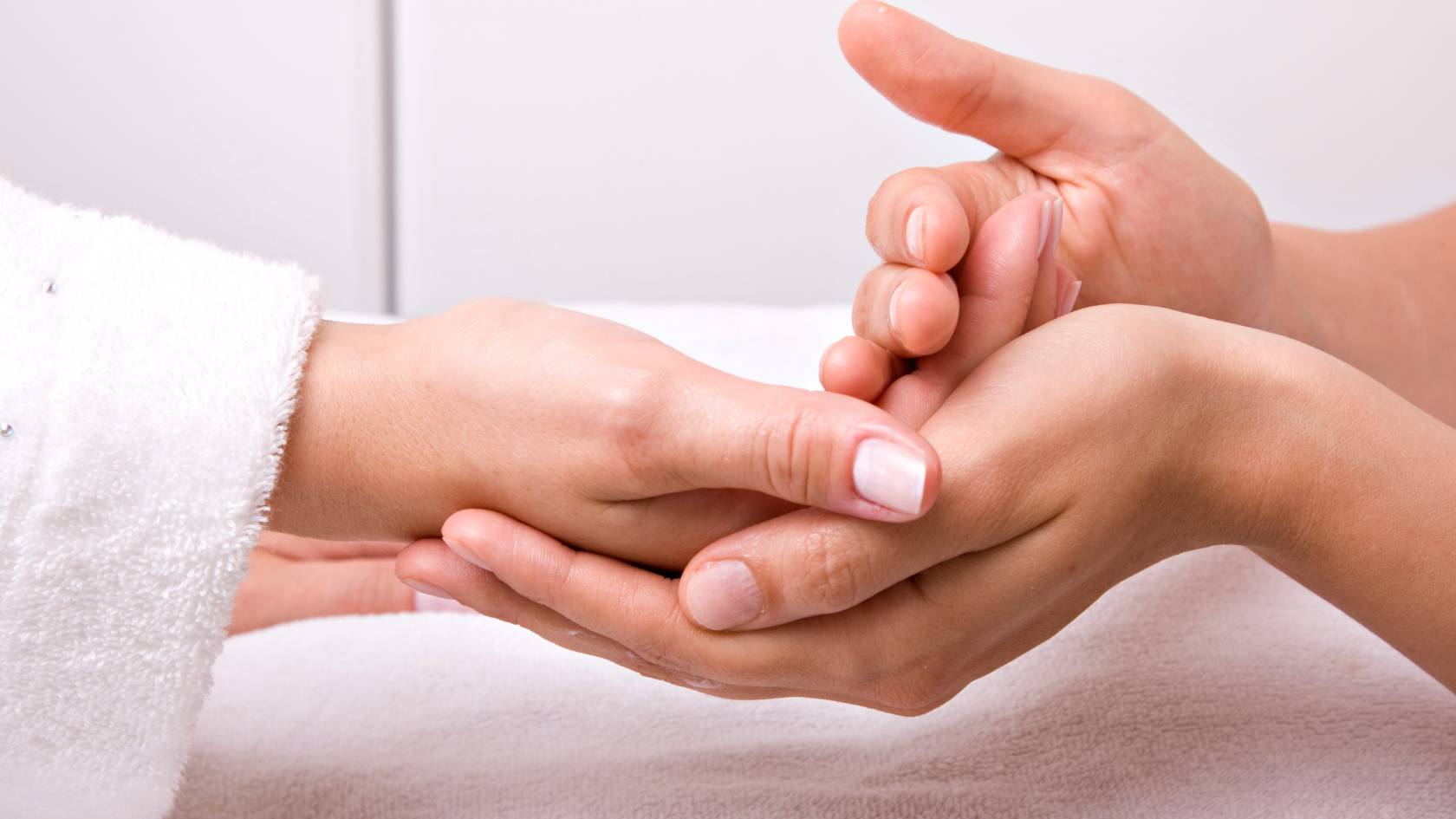 zwei Hände bei Behandlung einer Polyneuropathie