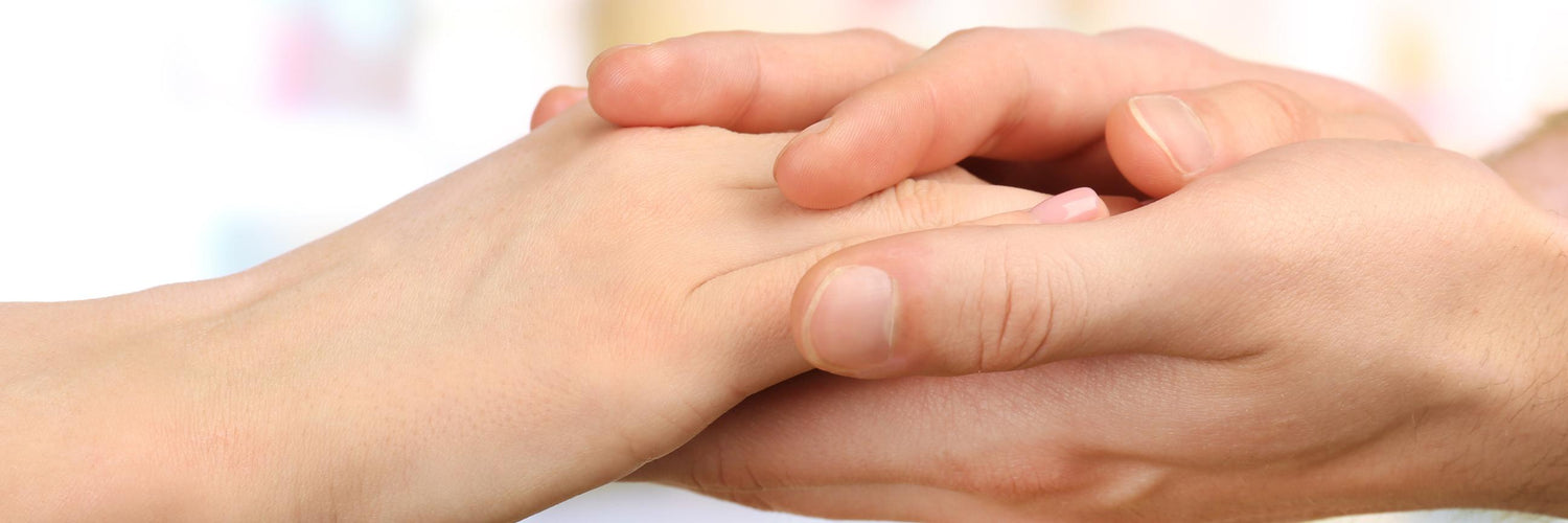 zwei Hände halten eine Hand, Hilfe bei Nebenwirkungen Krebs, Diabetes wie Polyneuropathie Swiss Medical Food